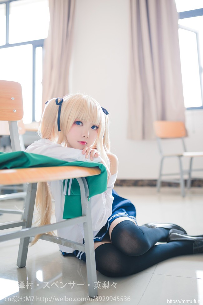双马尾萝莉弥七M7黑丝制服COS扮演英梨梨色气满满