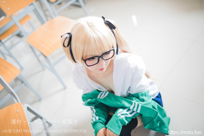 双马尾萝莉弥七M7黑丝制服COS扮演英梨梨色气满满