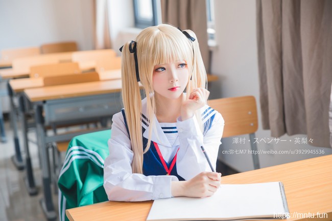 双马尾萝莉弥七M7黑丝制服COS扮演英梨梨色气满满