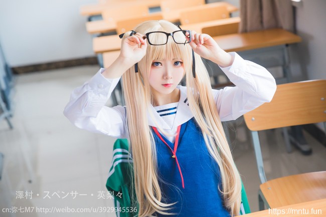 双马尾萝莉弥七M7黑丝制服COS扮演英梨梨色气满满
