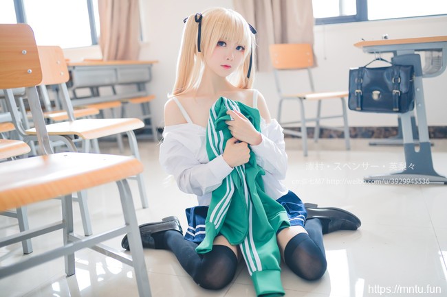 双马尾萝莉弥七M7黑丝制服COS扮演英梨梨色气满满