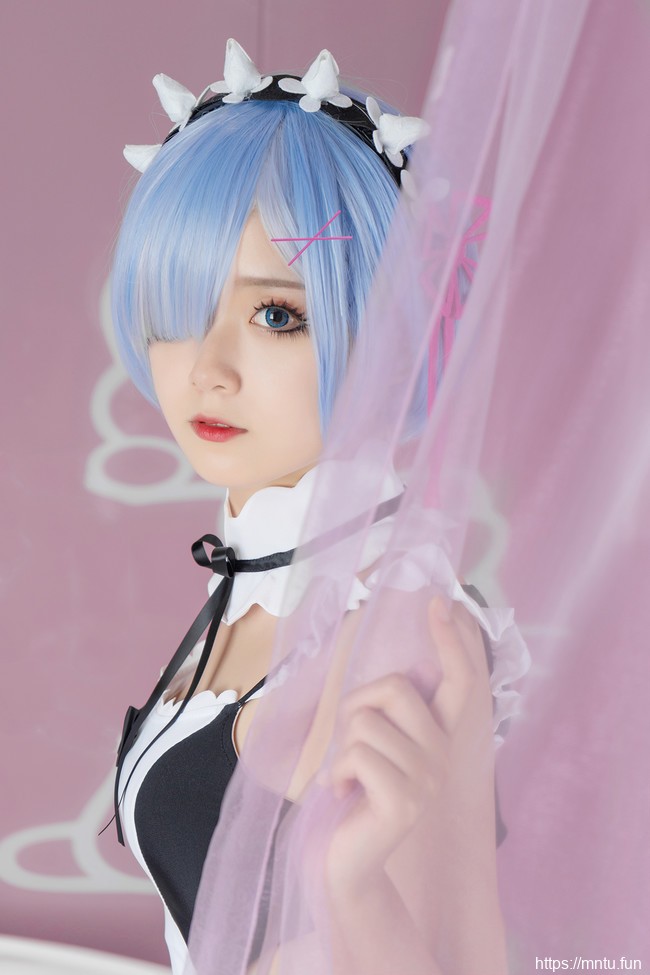 美女萝莉秋楚楚身着性感泳衣COSPLAY动漫美女蕾姆