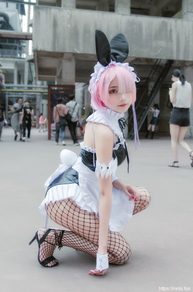 漫展场妆娘萝莉凰儿黑丝美腿COSPLAY兔女郎拉姆