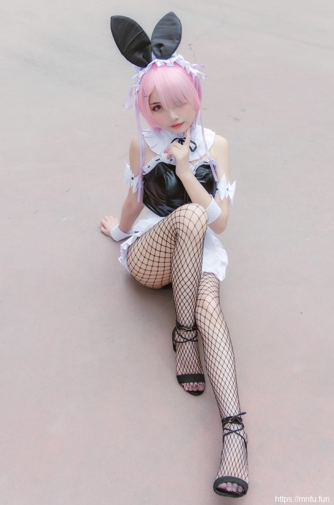 漫展场妆娘萝莉凰儿黑丝美腿COSPLAY兔女郎拉姆