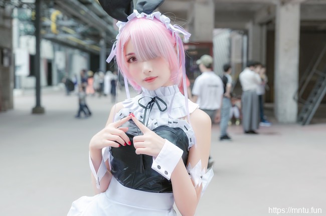 漫展场妆娘萝莉凰儿黑丝美腿COSPLAY兔女郎拉姆