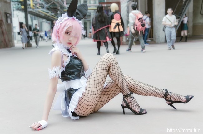 漫展场妆娘萝莉凰儿黑丝美腿COSPLAY兔女郎拉姆