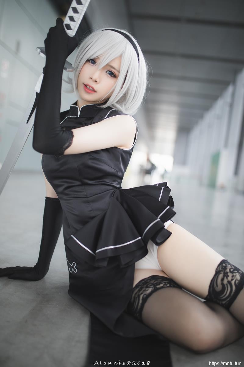 萤火虫漫展：清纯小妹子傲娇98k COS机械纪元2B小姐姐