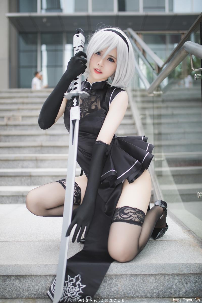 萤火虫漫展：清纯小妹子傲娇98k COS机械纪元2B小姐姐