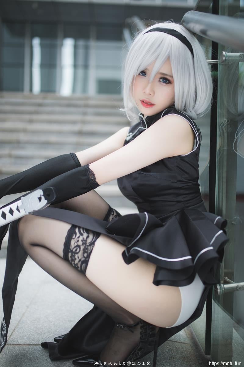 萤火虫漫展：清纯小妹子傲娇98k COS机械纪元2B小姐姐