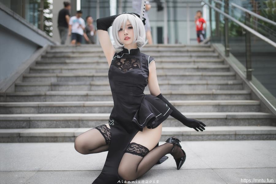 萤火虫漫展：清纯小妹子傲娇98k COS机械纪元2B小姐姐