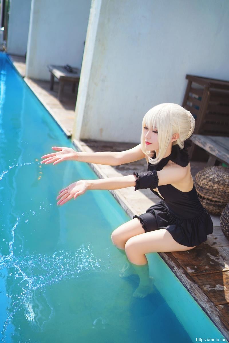 萌妹子snow小雪COS扮演Fate-Grand-Order泳装黑呆