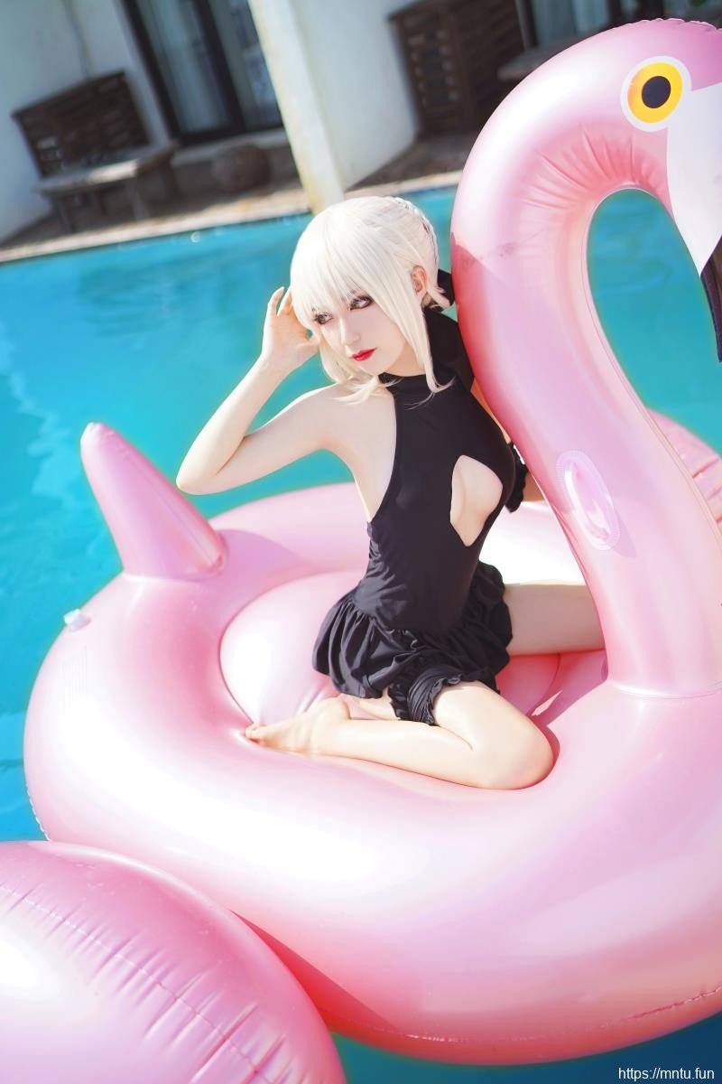 萌妹子snow小雪COS扮演Fate-Grand-Order泳装黑呆