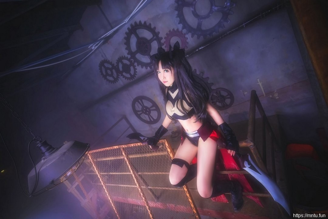 双马尾萌妹Cosplay双刀美女战士远坂凛白皙诱人