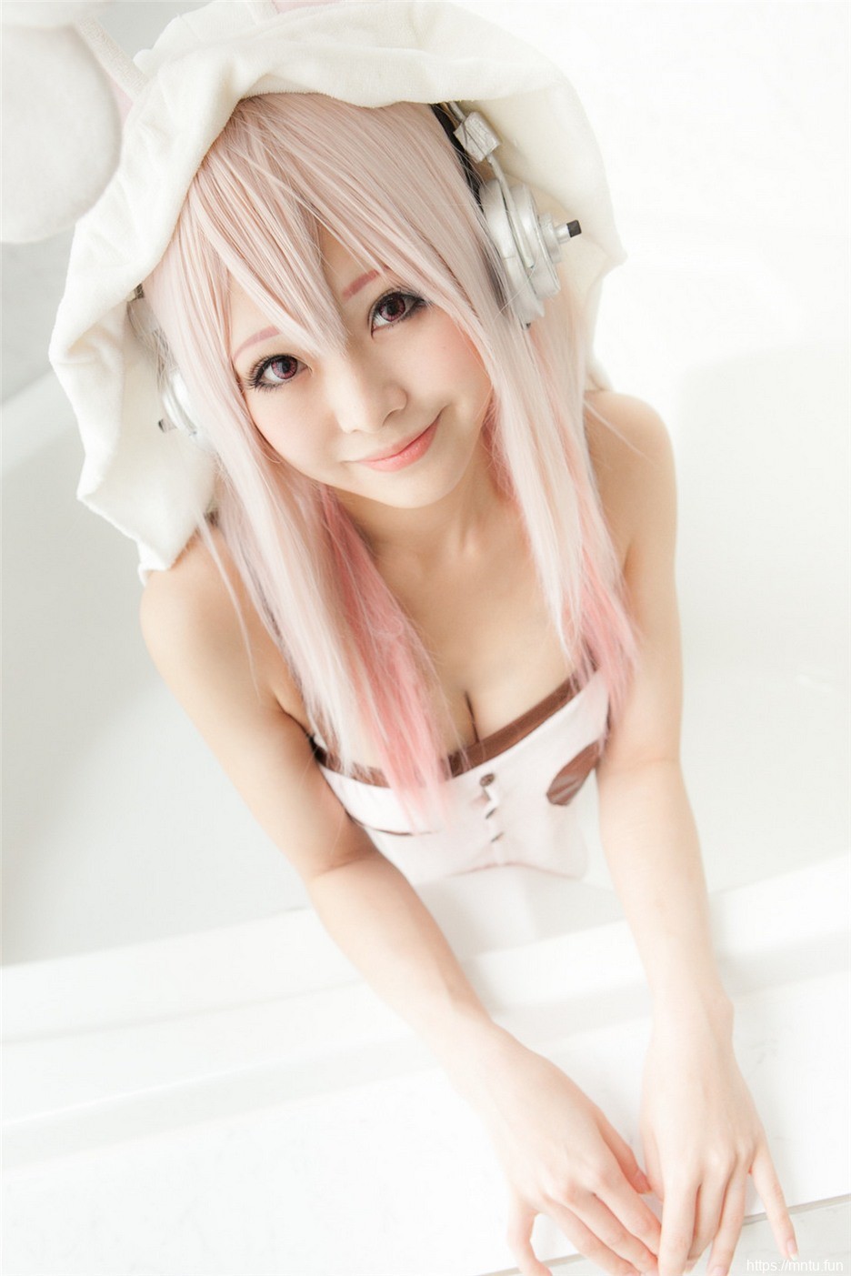 靓丽美眉cosplay超级索尼子浴室秀巨乳