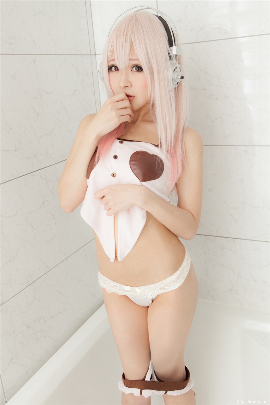 靓丽美眉cosplay超级索尼子浴室秀巨乳