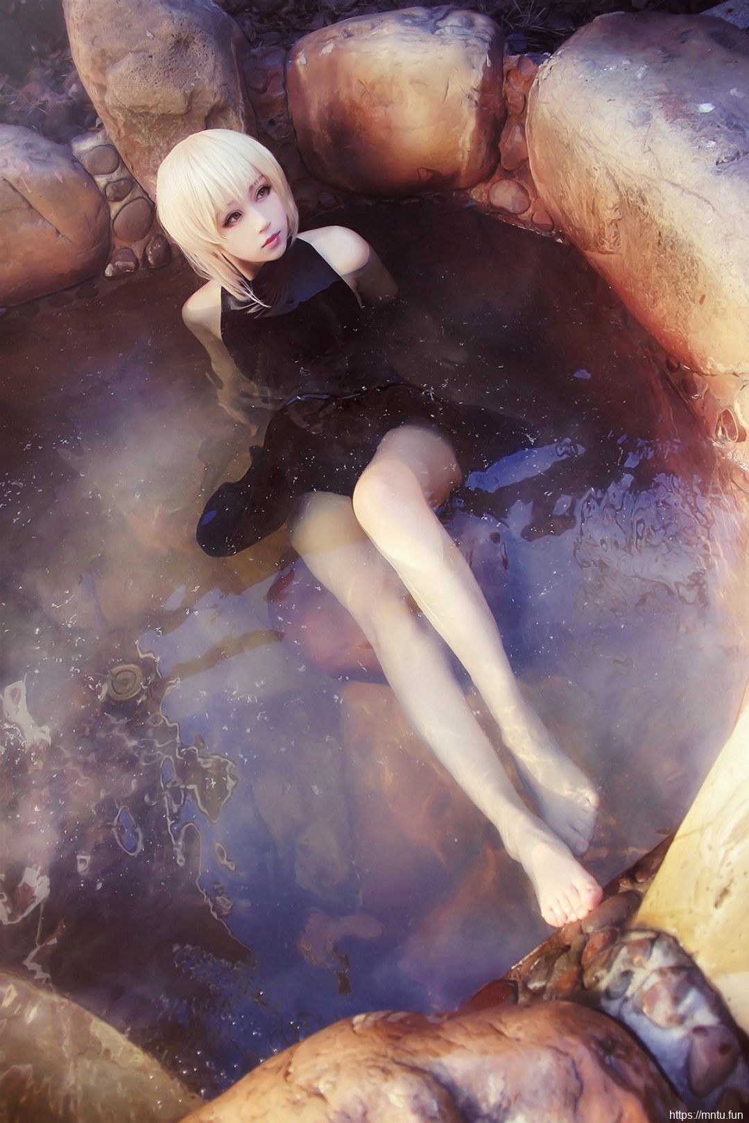 黑色露背衫美少女温泉中Cosplay黑化间桐樱