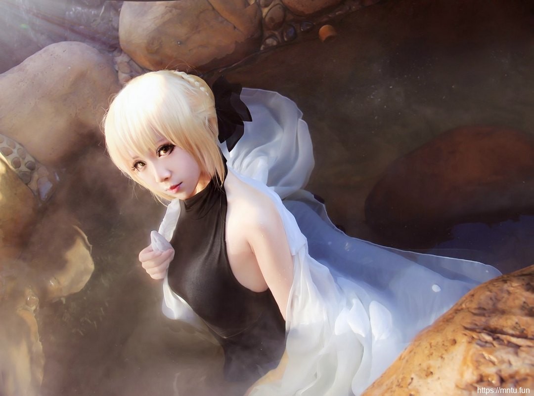 黑色露背衫美少女温泉中Cosplay黑化间桐樱