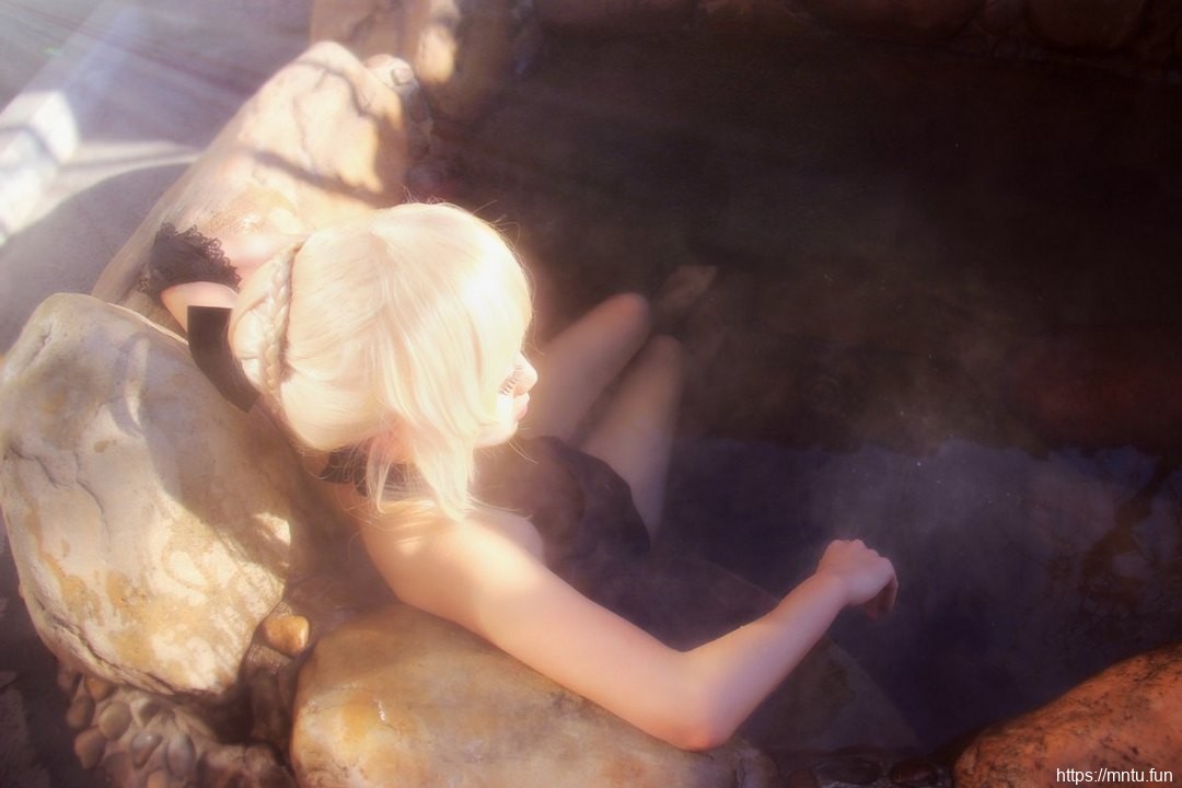 黑色露背衫美少女温泉中Cosplay黑化间桐樱