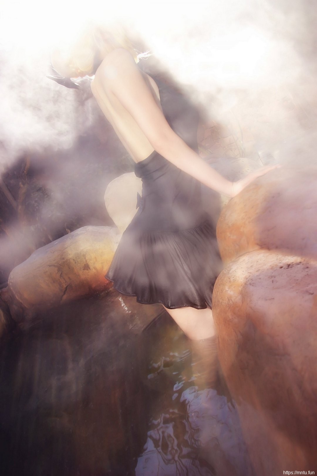 黑色露背衫美少女温泉中Cosplay黑化间桐樱