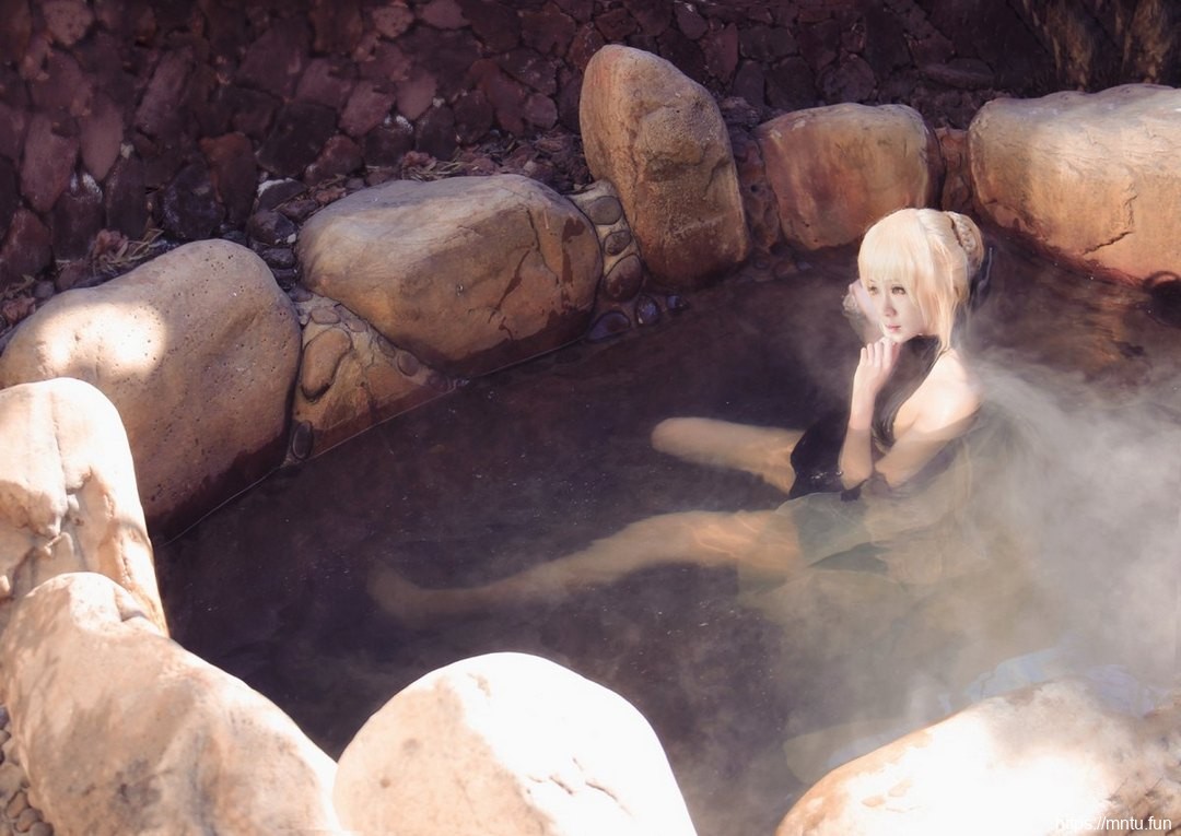 黑色露背衫美少女温泉中Cosplay黑化间桐樱