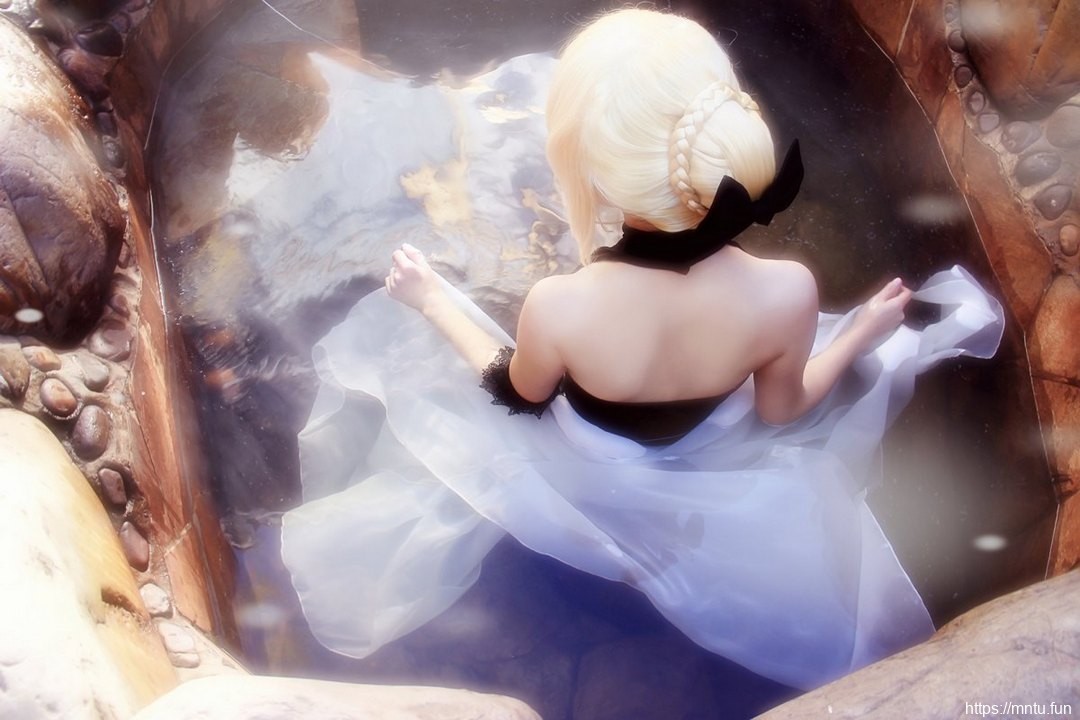 黑色露背衫美少女温泉中Cosplay黑化间桐樱