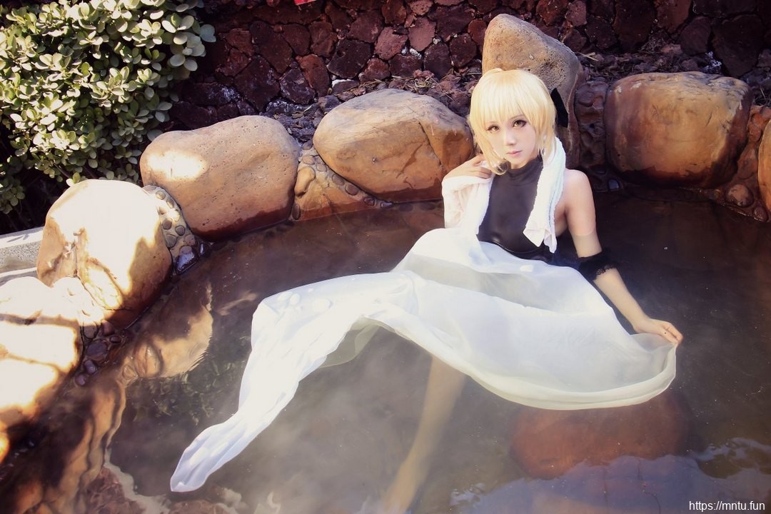 黑色露背衫美少女温泉中Cosplay黑化间桐樱