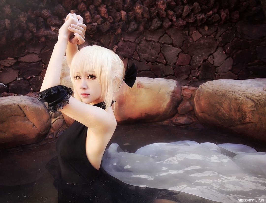 黑色露背衫美少女温泉中Cosplay黑化间桐樱