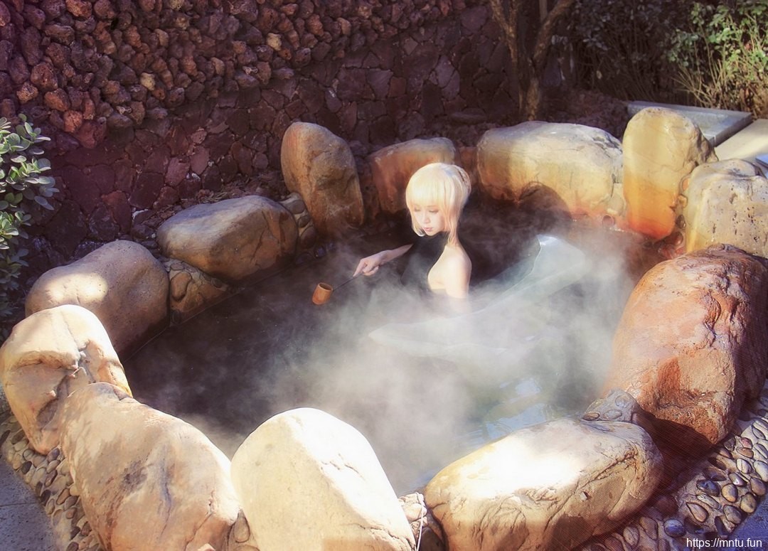 黑色露背衫美少女温泉中Cosplay黑化间桐樱