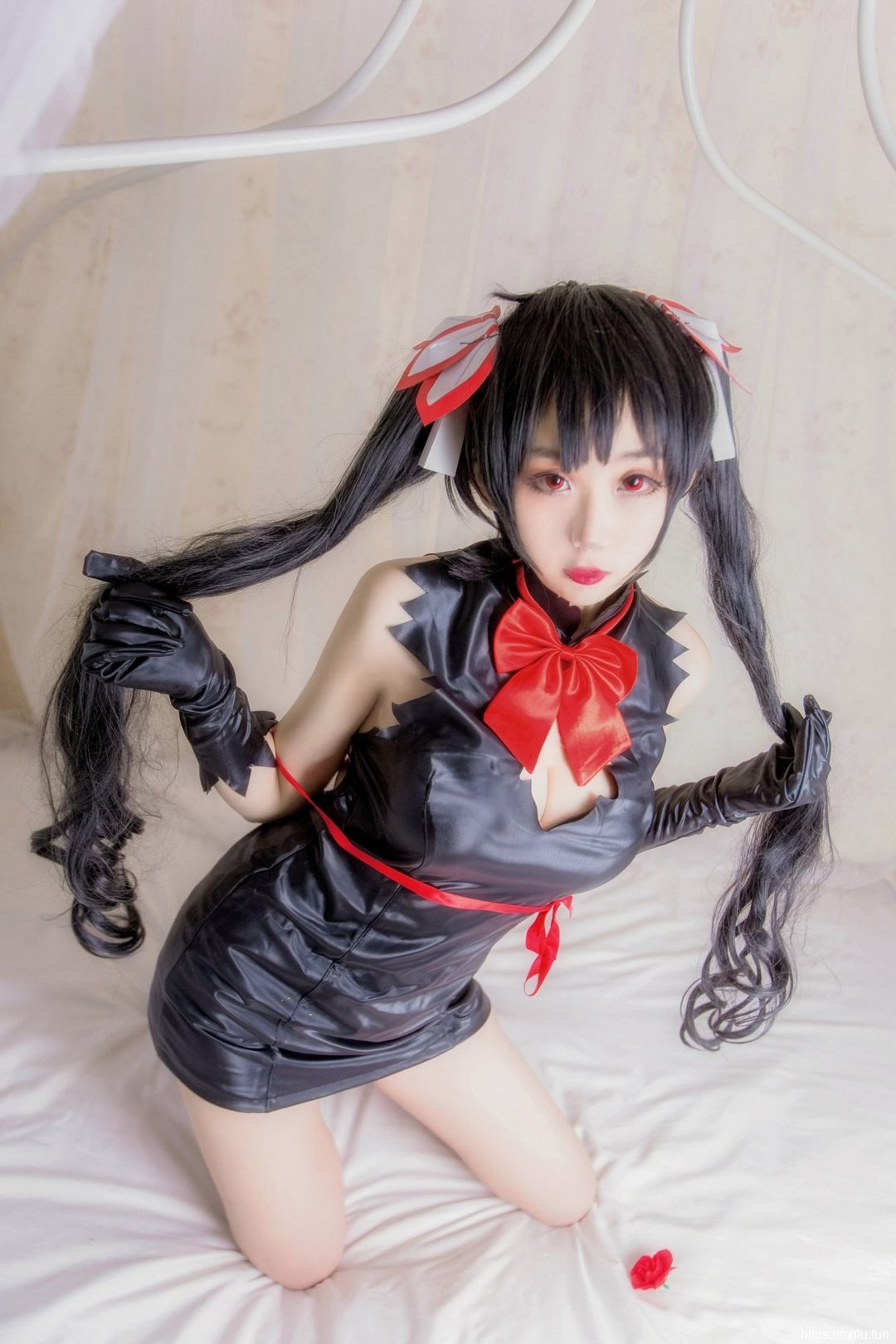 巨乳萝莉萌妹子身穿黑色低胸短裙cosplay赫斯缇雅