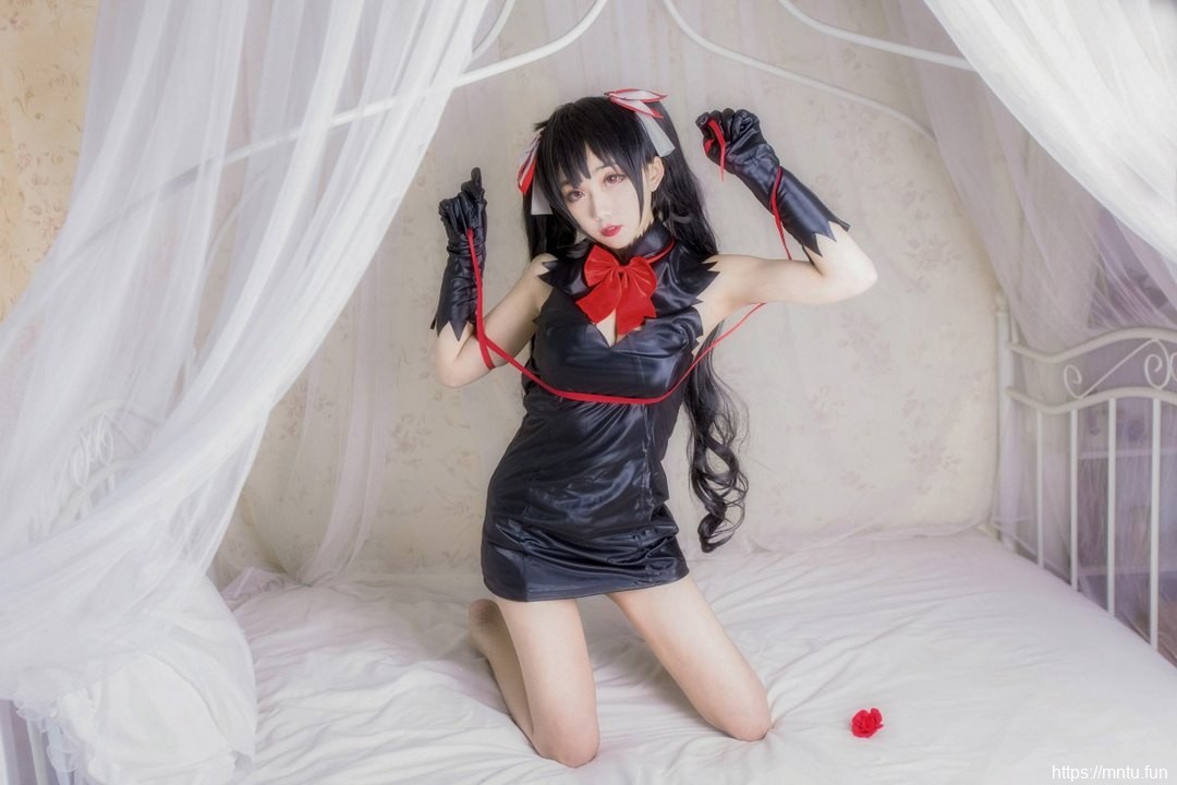 巨乳萝莉萌妹子身穿黑色低胸短裙cosplay赫斯缇雅