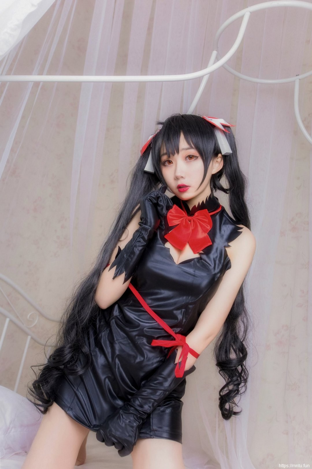 巨乳萝莉萌妹子身穿黑色低胸短裙cosplay赫斯缇雅