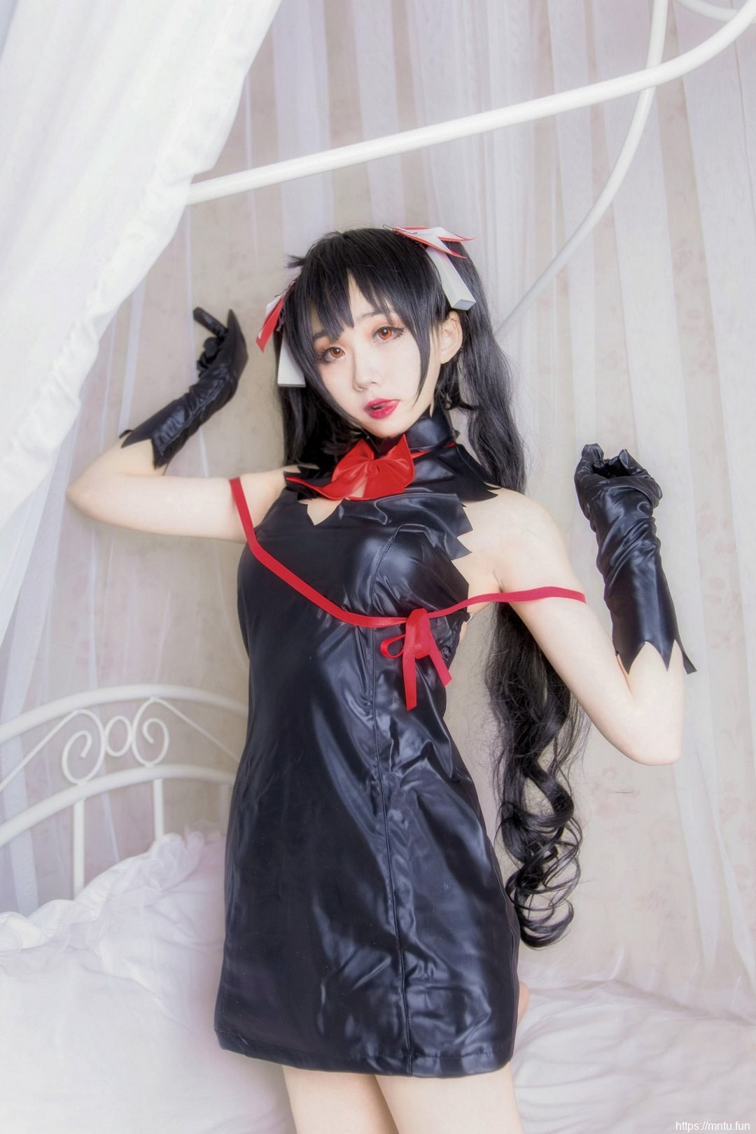 巨乳萝莉萌妹子身穿黑色低胸短裙cosplay赫斯缇雅