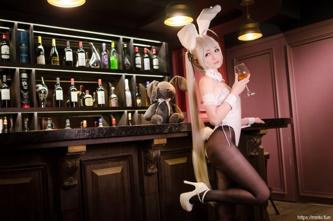 萌系黑丝美女Miyana扮演缘之空兔女郎春日野穹