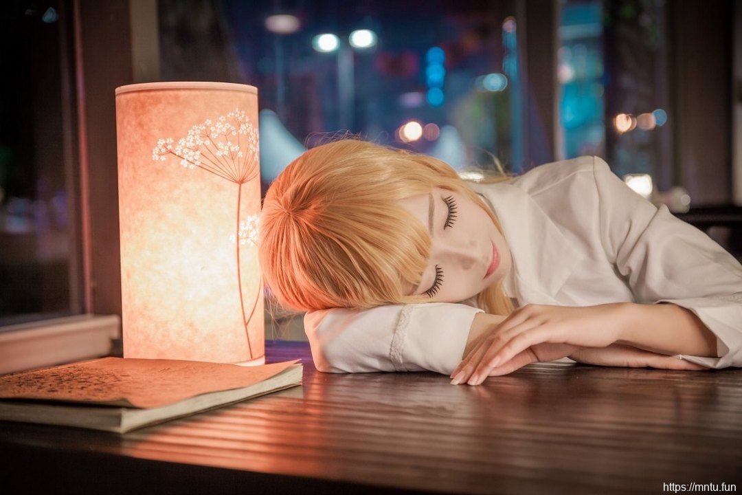 金黄色长发美女cosplay刀剑神域女主角亚丝娜