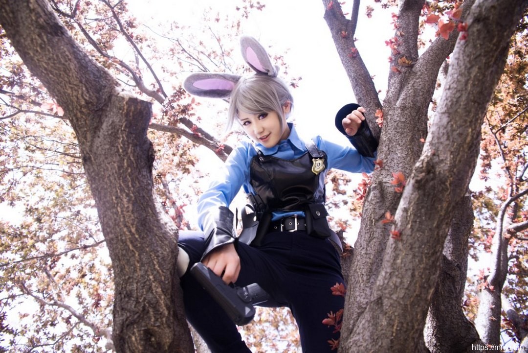 娇小可爱萌妹子cosplay疯狂动物城女警朱迪