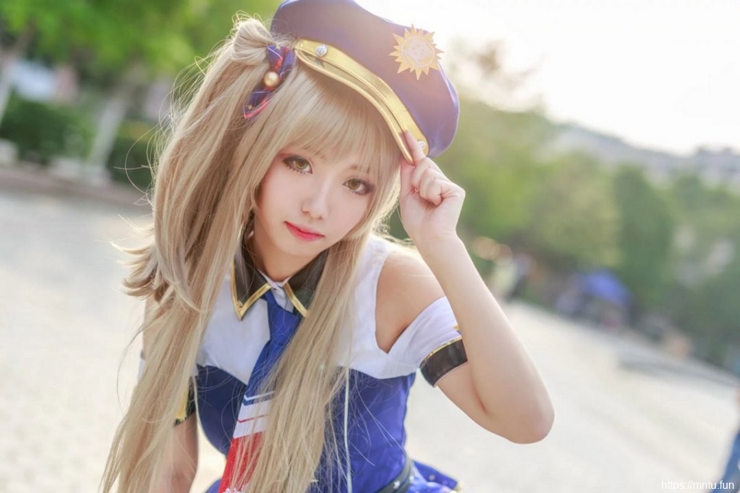 白皙性感学生妹cosplay南小鸟警司制服诱惑