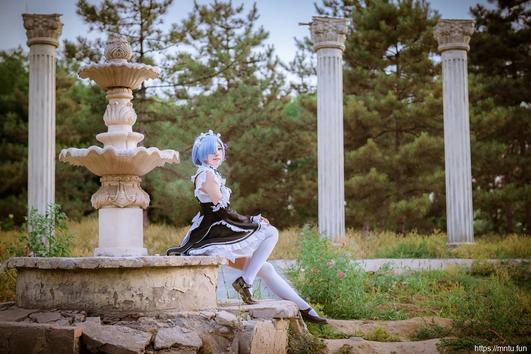 短发美女cosplay从零开始蕾姆女仆装制服诱惑