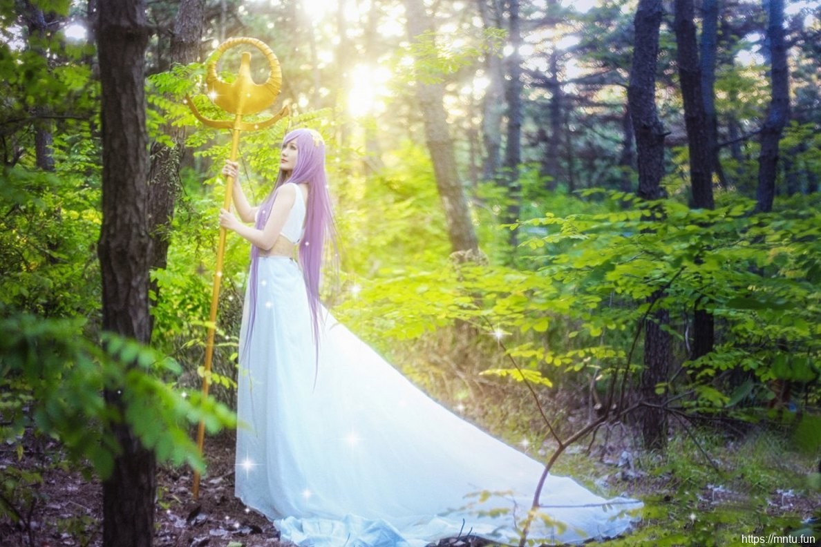 长裙美女Cosplay动漫美女城户纱织尽展女神气质