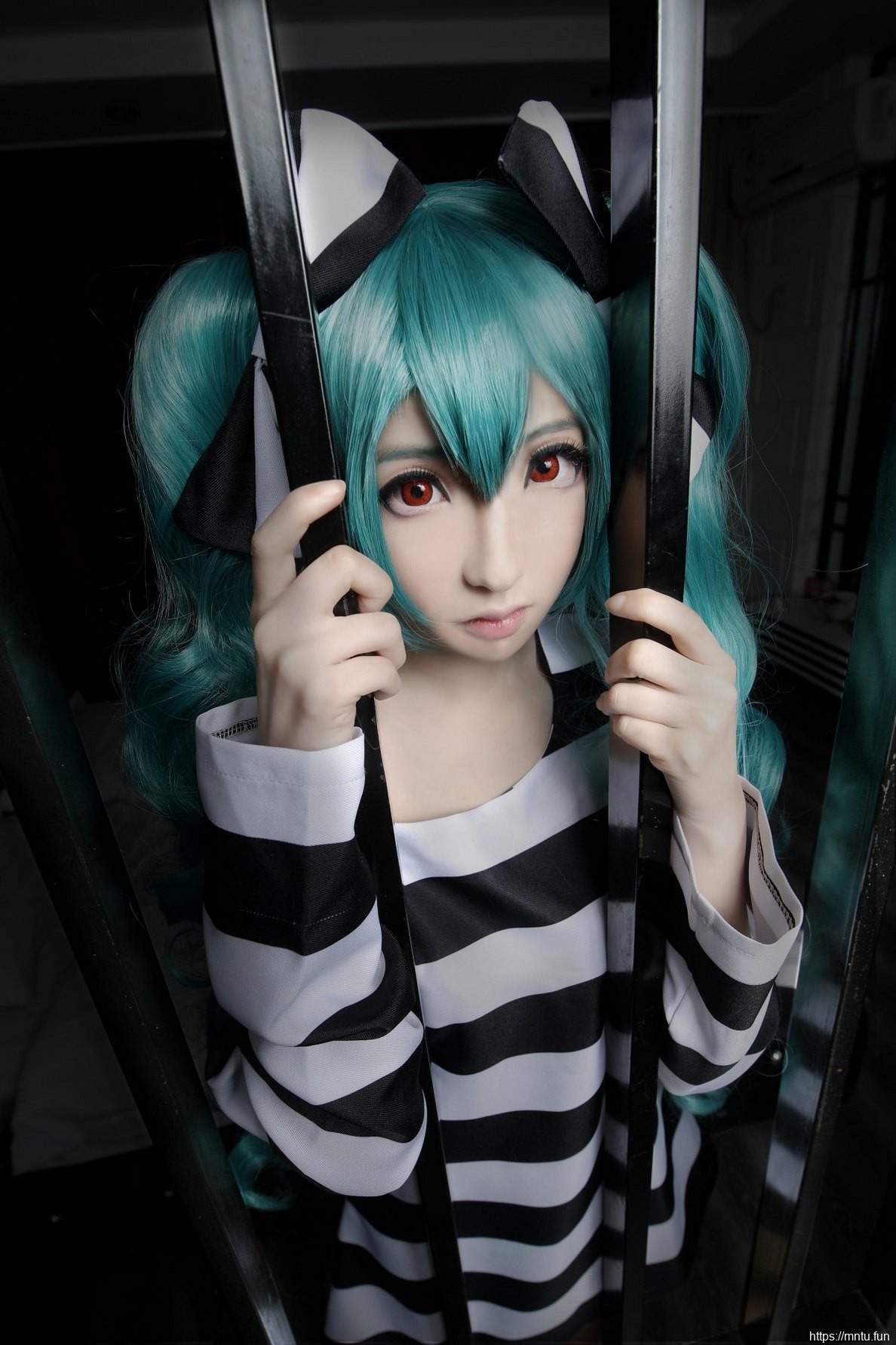 白皙美女身穿另类服饰COS动漫美女初音未来