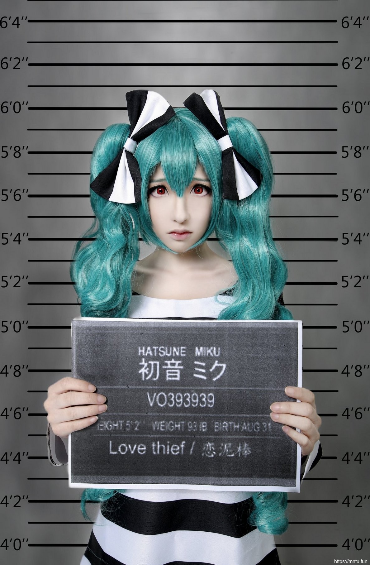 白皙美女身穿另类服饰COS动漫美女初音未来