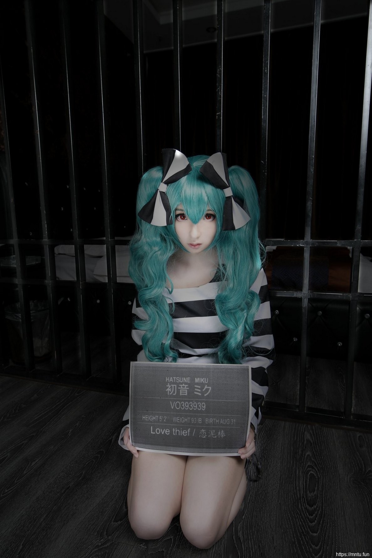 白皙美女身穿另类服饰COS动漫美女初音未来