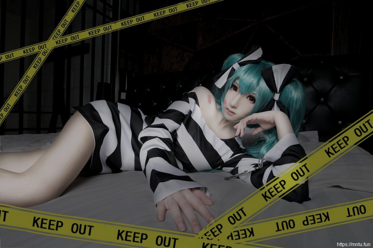 白皙美女身穿另类服饰COS动漫美女初音未来