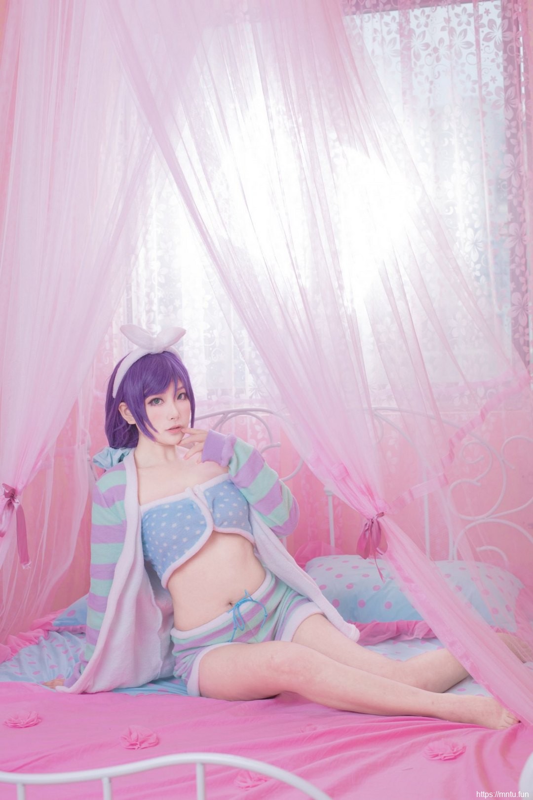 美女御姐COS扮演LOVE-LIVE东条希性感睡衣诱惑