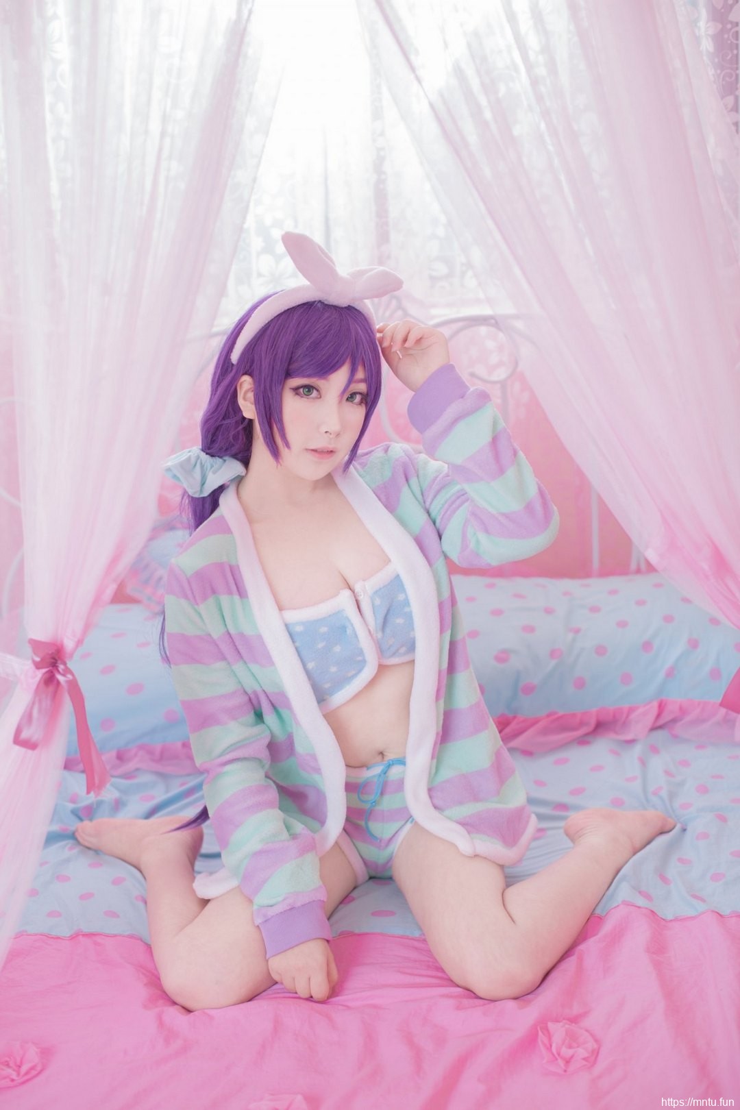 美女御姐COS扮演LOVE-LIVE东条希性感睡衣诱惑