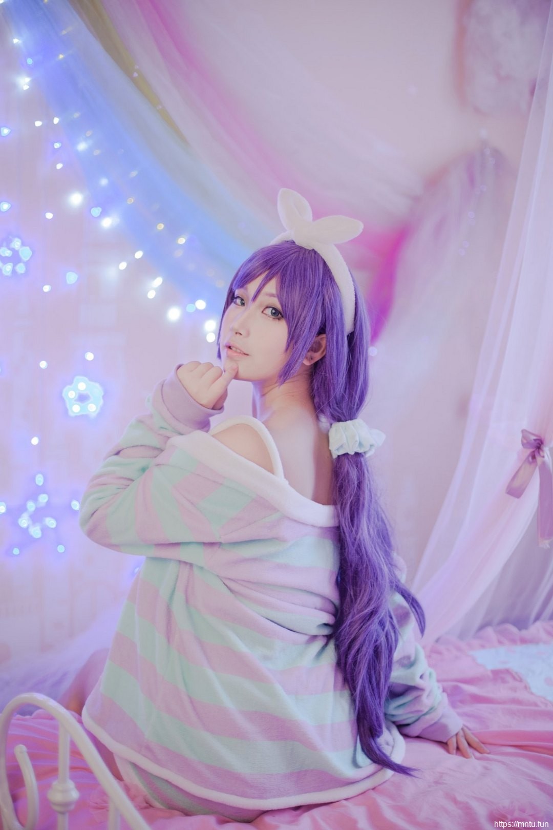 美女御姐COS扮演LOVE-LIVE东条希性感睡衣诱惑