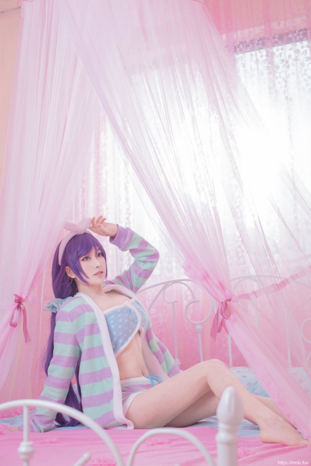 美女御姐COS扮演LOVE-LIVE东条希性感睡衣诱惑