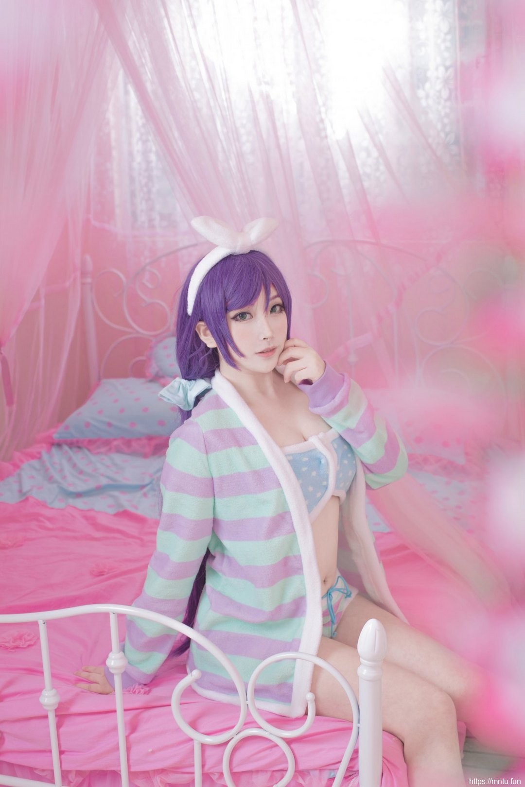 美女御姐COS扮演LOVE-LIVE东条希性感睡衣诱惑