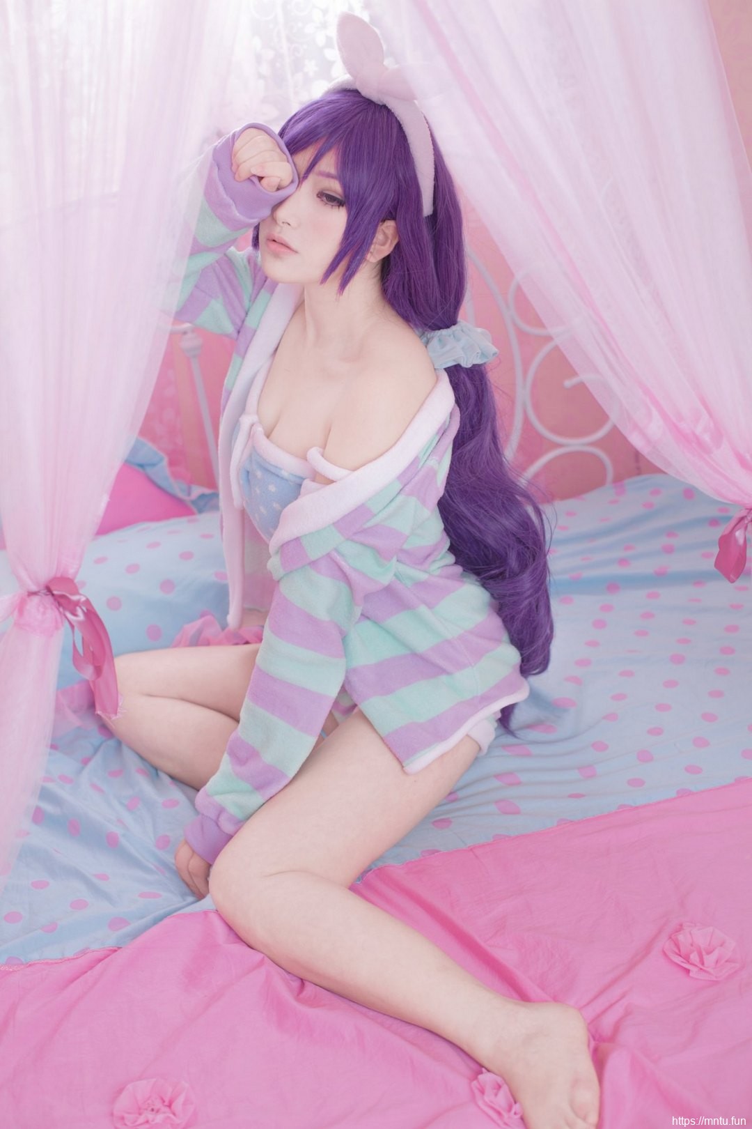 美女御姐COS扮演LOVE-LIVE东条希性感睡衣诱惑