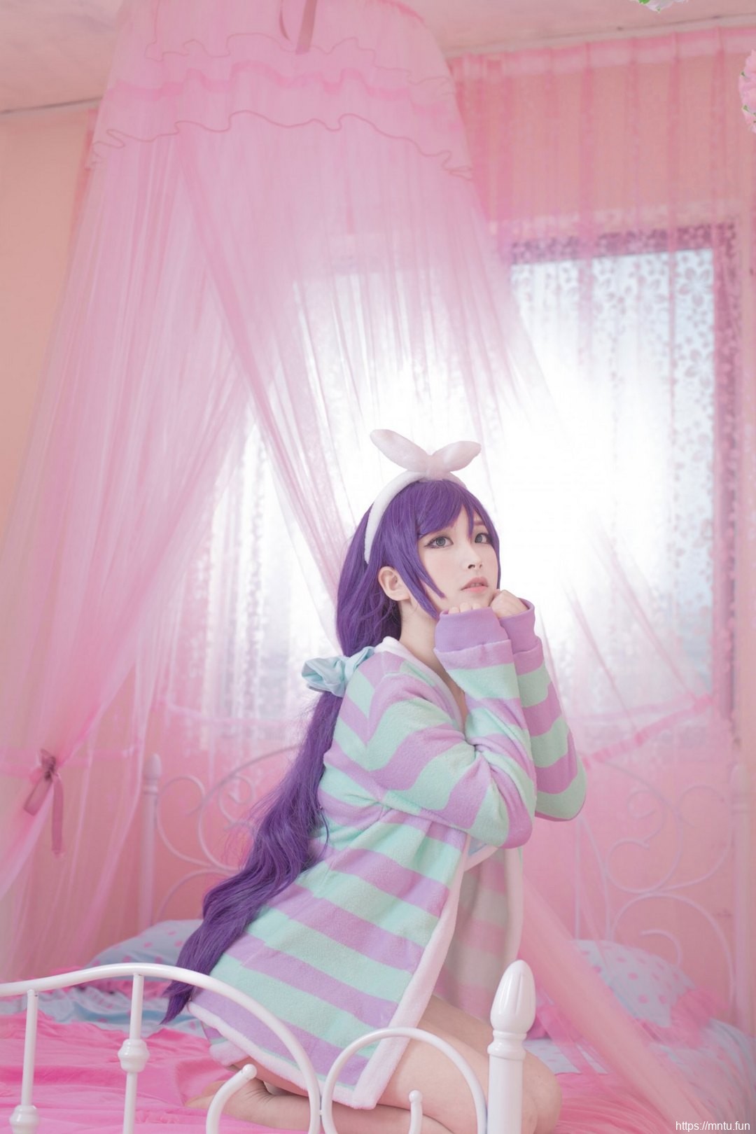 美女御姐COS扮演LOVE-LIVE东条希性感睡衣诱惑