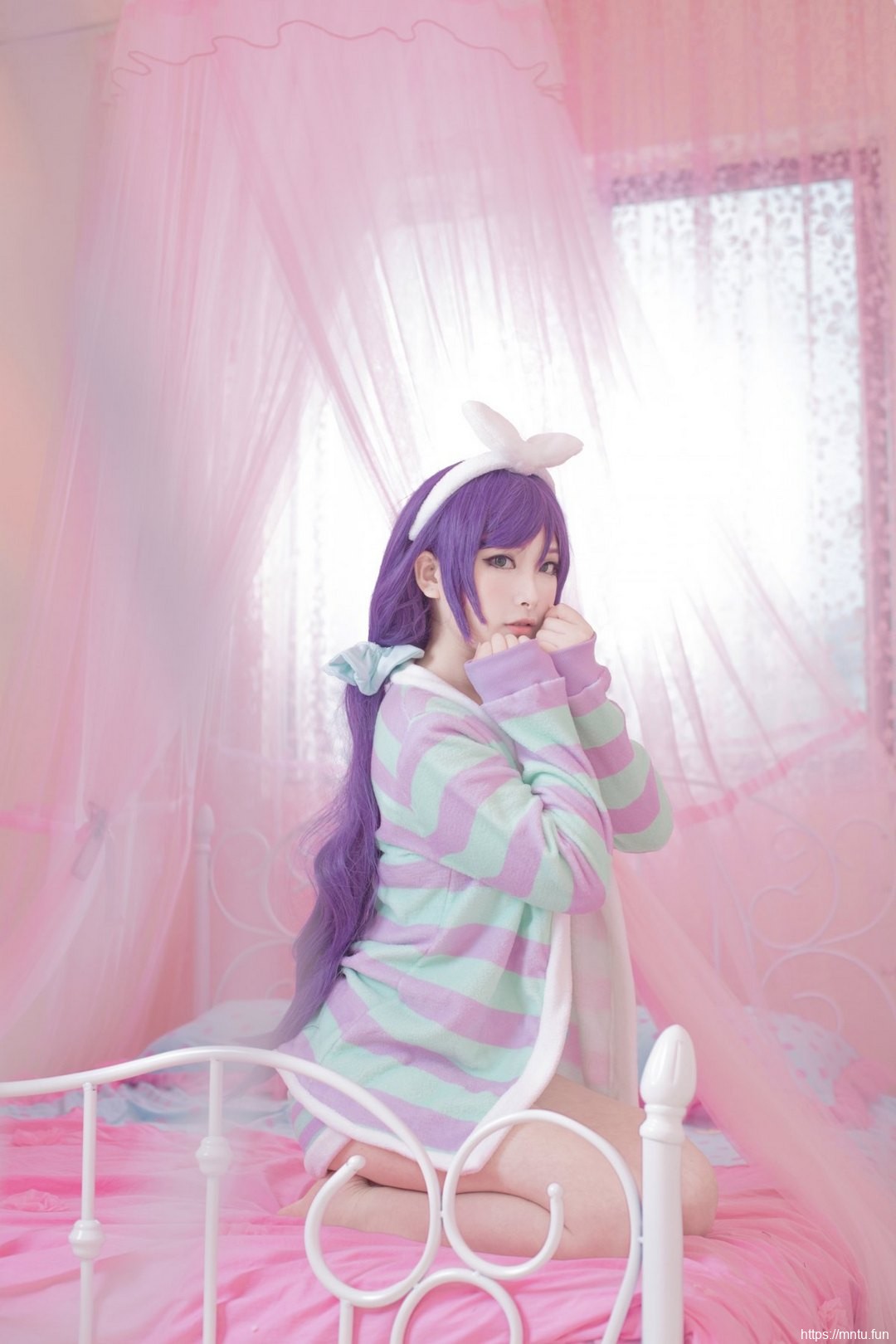 美女御姐COS扮演LOVE-LIVE东条希性感睡衣诱惑